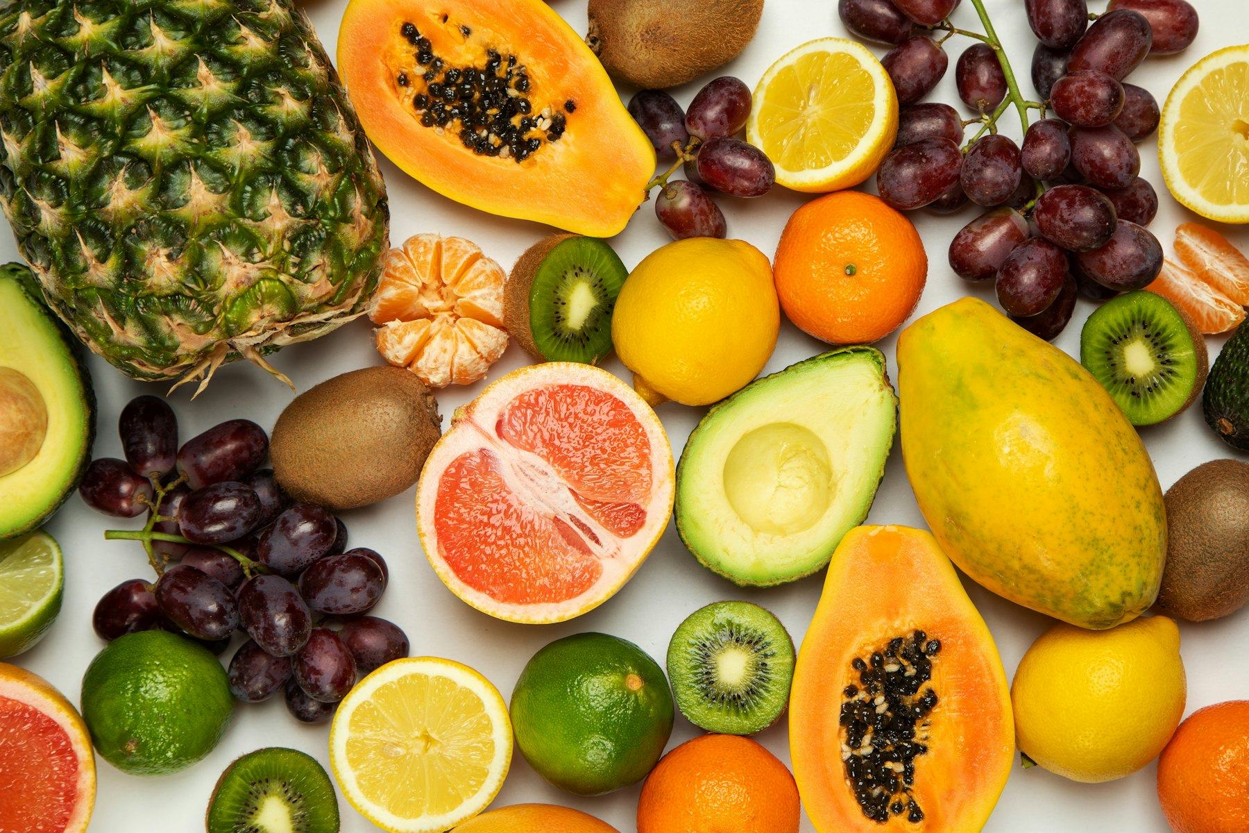 Halden seçilmiş taze meyveler: papaya, üzüm, limon, portakal, kivi, avokado